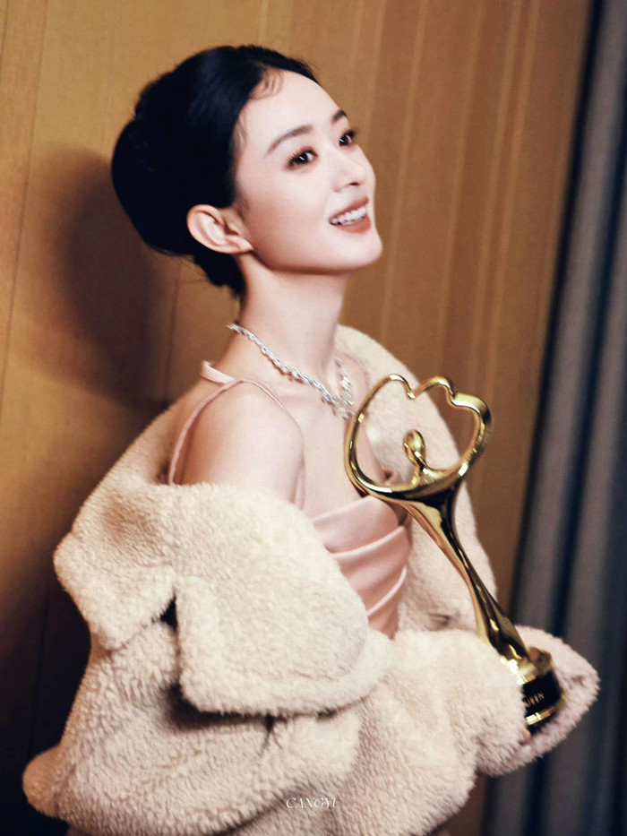 Sự nghiệp thành công của Triệu Lệ Dĩnh trong năm 2024 (Ảnh: Weibo).&nbsp;