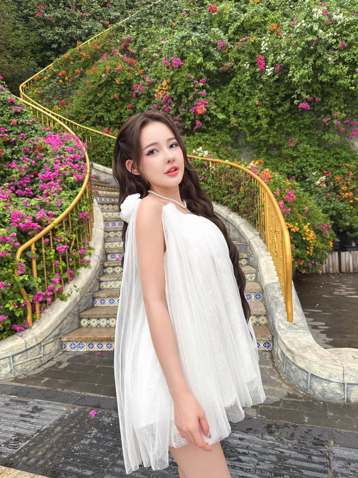 DJ Ngân 98 sở hữu vẻ ngoài nóng bỏng sau nhiều lần 'dao kéo'. (Ảnh: FBNV)