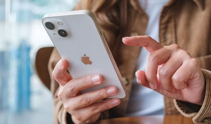 Theo dailymail, Apple đang kêu gọi người dùng iPhone tải xuống bản vá iOS mới nhất sau khi công ty phát hiện một lỗ hổng bảo mật nghiêm trọng. Ảnh: dailymail