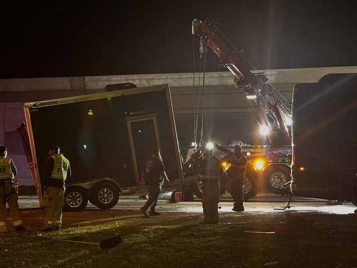 Xe buýt chở nam ca sĩ đi diễn gặp tai nạn, hình ảnh hiện trường khiến nhiều người xôn xao Ảnh 2