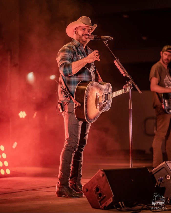 Xe buýt chở nam ca sĩ đi diễn gặp tai nạn, hình ảnh hiện trường khiến nhiều người xôn xao Ảnh 6