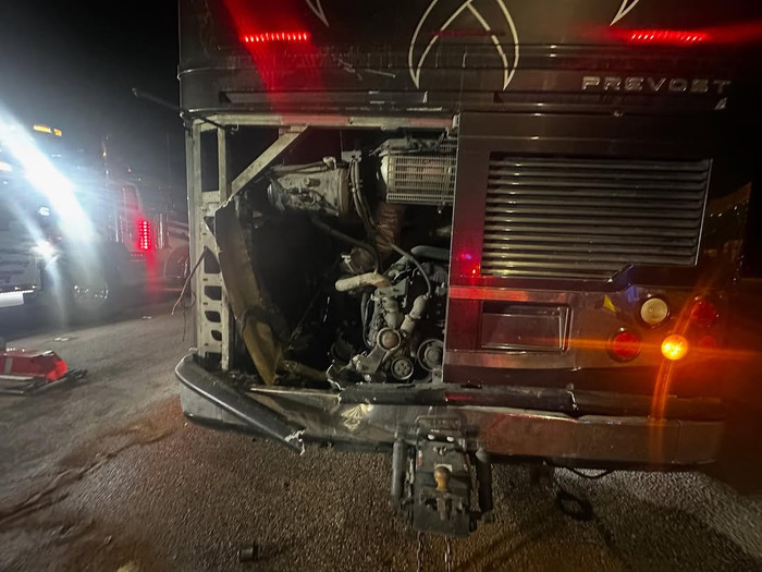 Xe buýt chở nam ca sĩ đi diễn gặp tai nạn, hình ảnh hiện trường khiến nhiều người xôn xao Ảnh 1