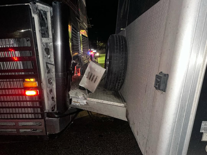 Xe buýt chở nam ca sĩ đi diễn gặp tai nạn, hình ảnh hiện trường khiến nhiều người xôn xao Ảnh 3