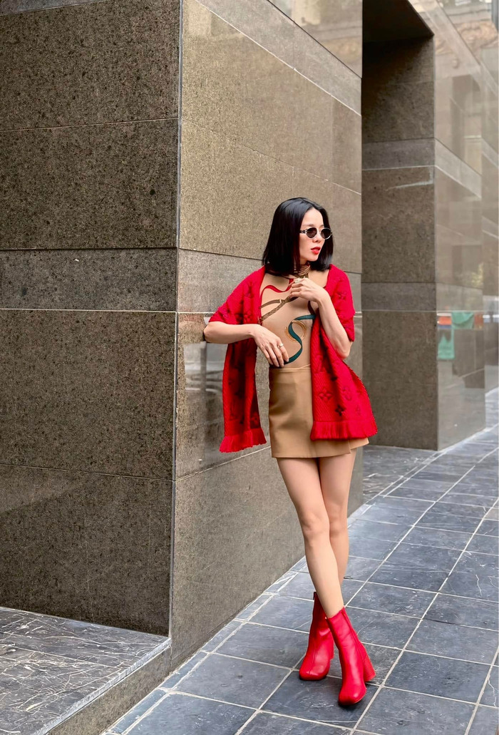 Lệ Quyên thể hiện phong thái trẻ trung, tràn đầy sức sống khi chụp ảnh trước căn nhà ở Hà Nội. Ảnh: FBNV
