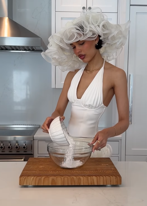 Nara Smith trên Tiktok chia sẻ cách dạy nấu ăn nhưng rất thời trang và sành điệu. 