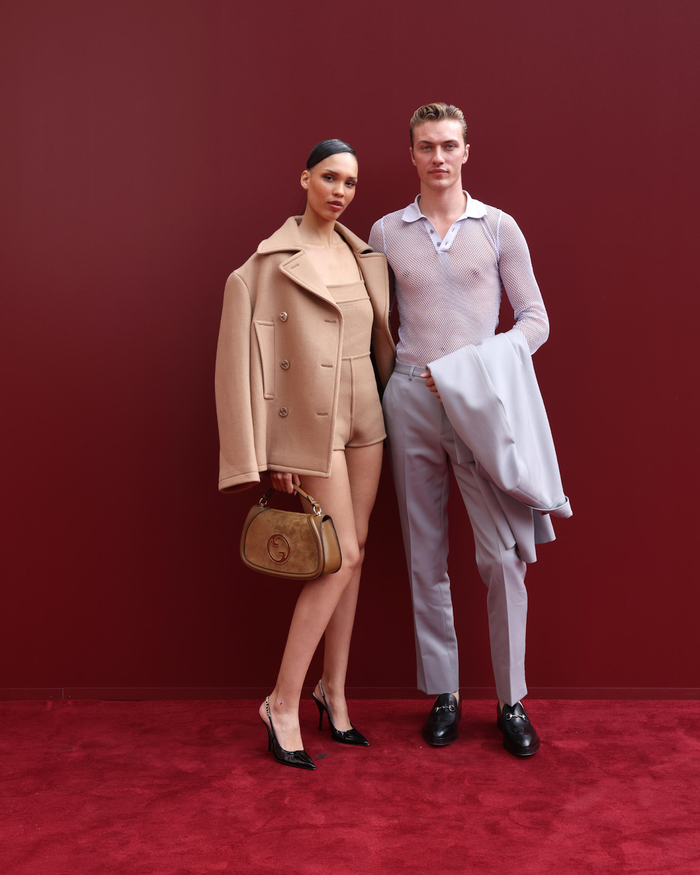 Nara Smith và chồng Lucky Blue Smith tại Show diễn Gucci Xuân 2025 trong khuôn khổ Milan Fashion Week. Cô diện một outfit màu nude thanh lịch nhưng đầy gợi cảm. Điểm nhất chính là chiếc bodysuit màu be nâu tạo nên vóc dáng hoàn hảo của nữ Tiktoker kiêm người mẫu. Còn Lucky Blue Smith diện màu xanh xám với chiếc áo xuyên thấu làm lộ ra body chuẩn mẫu. Tất cả tạo nên một cặp đôi quyền lực trong ngành thời trang.