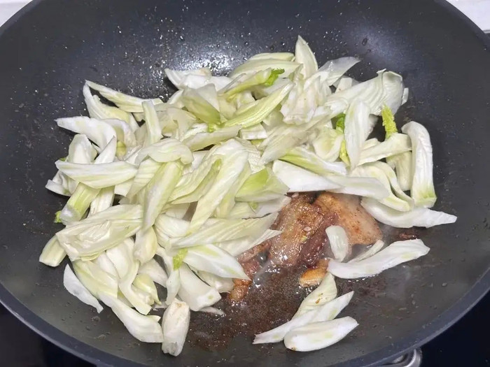 Thêm củ thì là vào xào chung, đảo đều để nguyên liệu thấm gia vị.