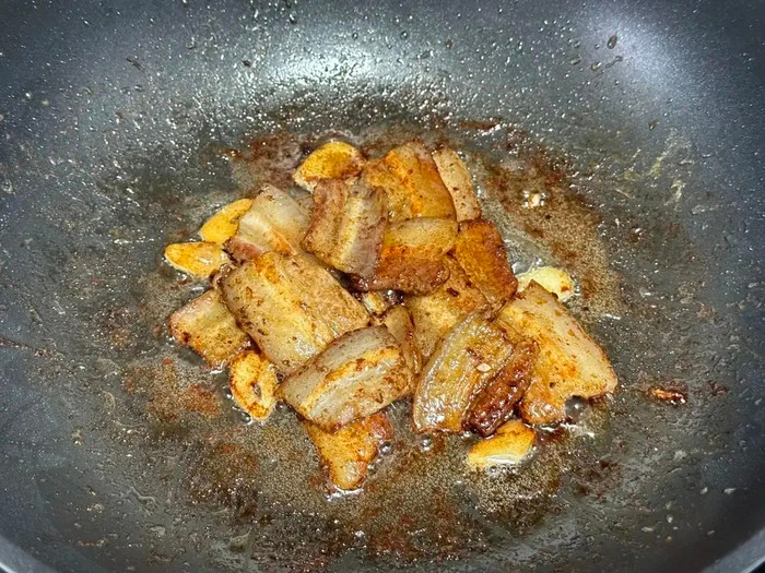 Làm nóng chảo, cho thịt ba chỉ vào đảo đều để mỡ chảy ra.