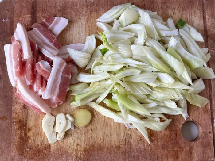 Củ thì là rửa sạch, cắt miếng vừa ăn. Thịt ba chỉ thái lát mỏng.