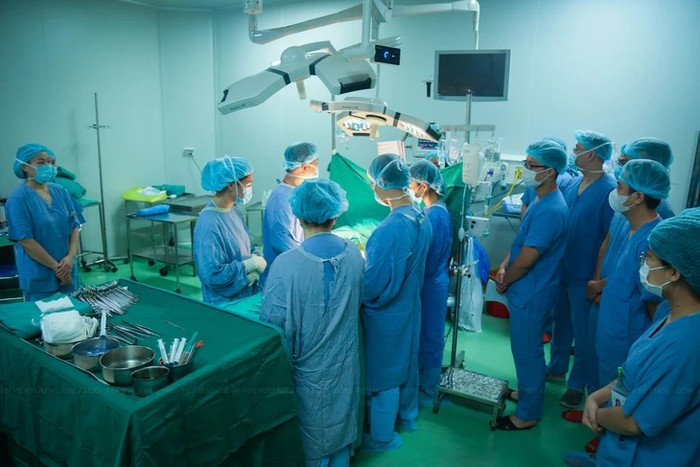 Toàn bộ ê-kíp y tế đã dành một phút mặc niệm để tri ân người hiến trước khi thực hiện lấy và ghép tạng. 