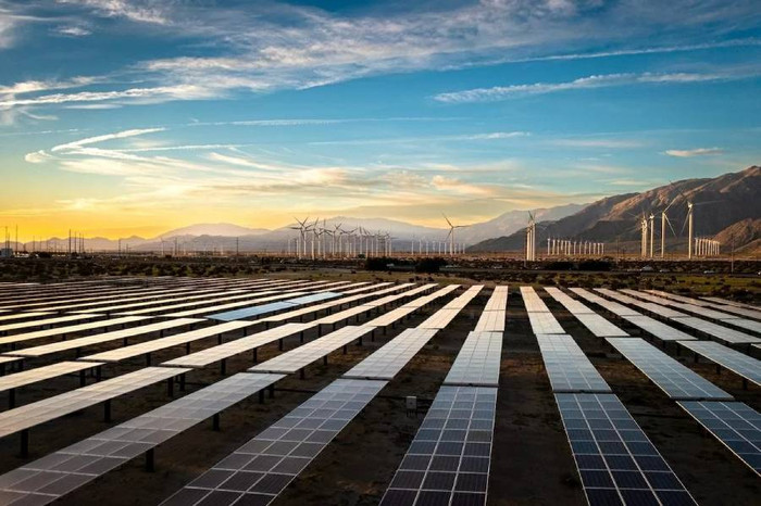 Từ năm 2019 đến năm 2022, sản lượng điện gió và mặt trời của Mỹ đã tăng khoảng 55%, đồng thời khí thải NOx và SO2 - cả hai đều liên quan đến nguy cơ mắc bệnh hen suyễn và các vấn đề sức khỏe khác - đã giảm 1,1 triệu tấn. (Nguồn: Getty)