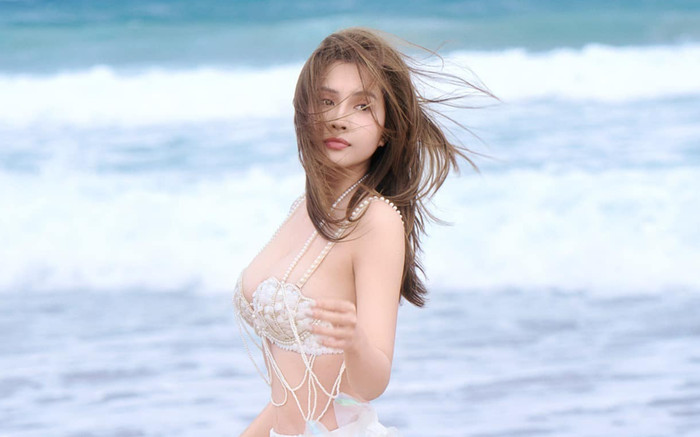 Thiên An diện bikini 'hở nửa cơ thể' trên biển Ảnh 2