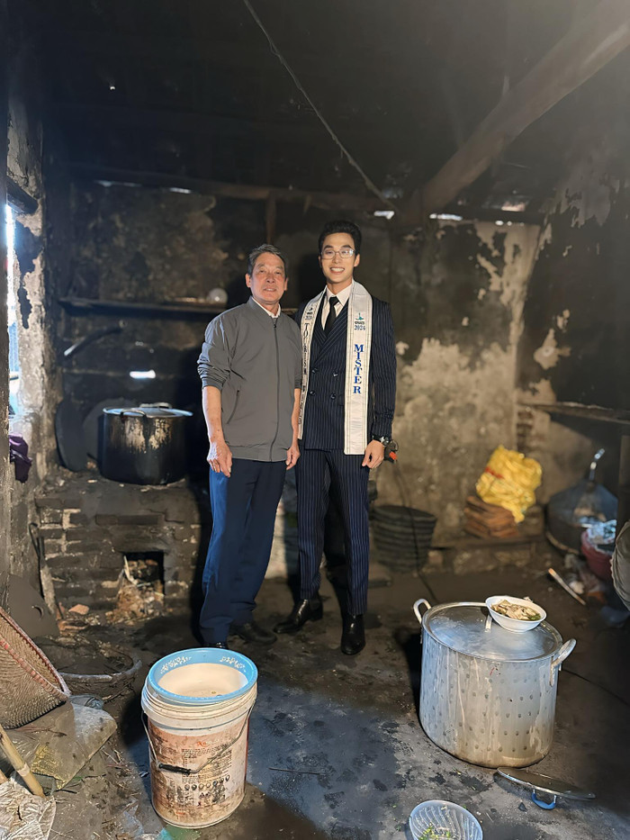 Hưng Huyễn cho biết anh rất tự hào về bố mẹ. 