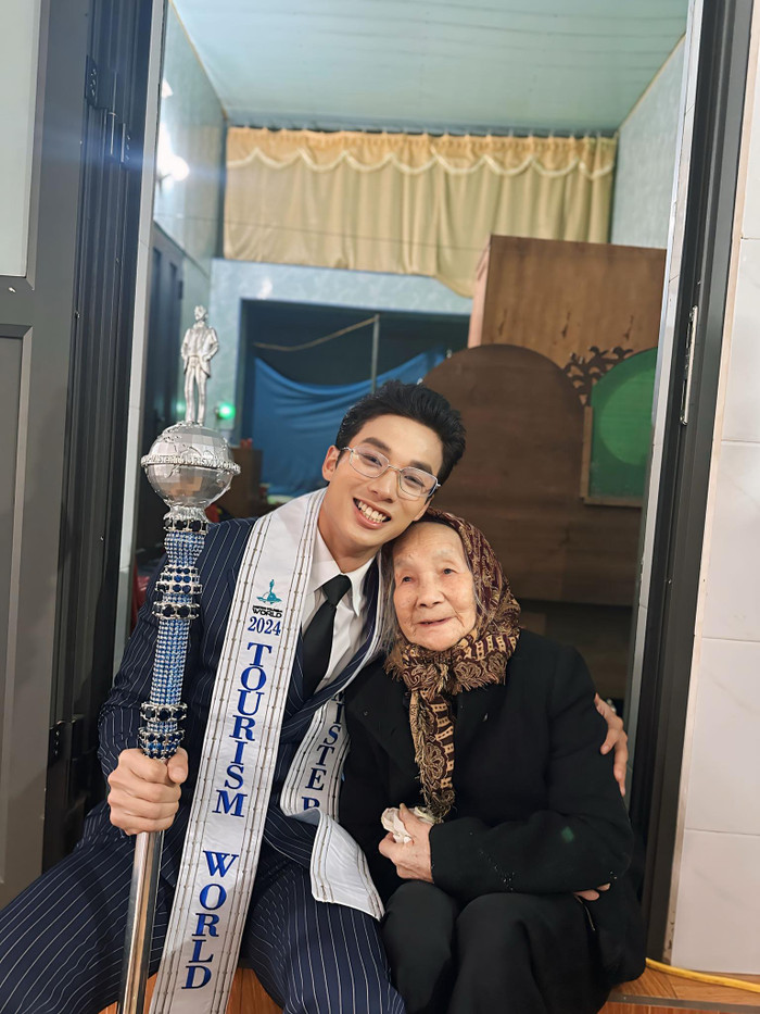 Hình ảnh nam vương Hưng Nguyên chụp cùng bà nội. 