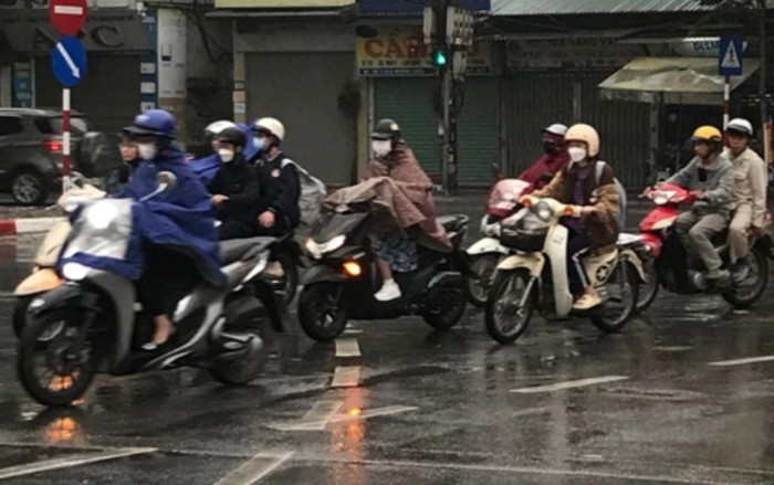 Người dân Hà Nội 'than trời' vì thời tiết nồm ẩm Ảnh 2