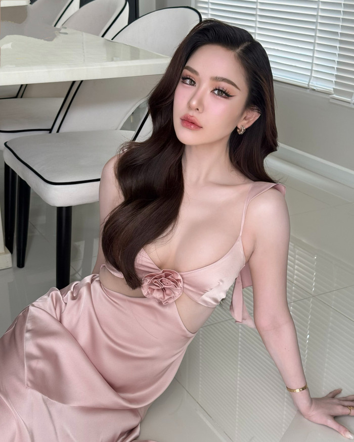 Malin Chara-anan theo đuổi phong cách thời trang gợi cảm. (Ảnh: Instagram nhân vật)