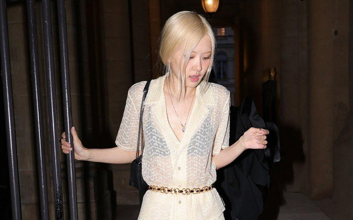 Rosé 'bắt chước' Jennie ăn mặc xuyên thấu, lộ nội y gợi cảm Ảnh 2