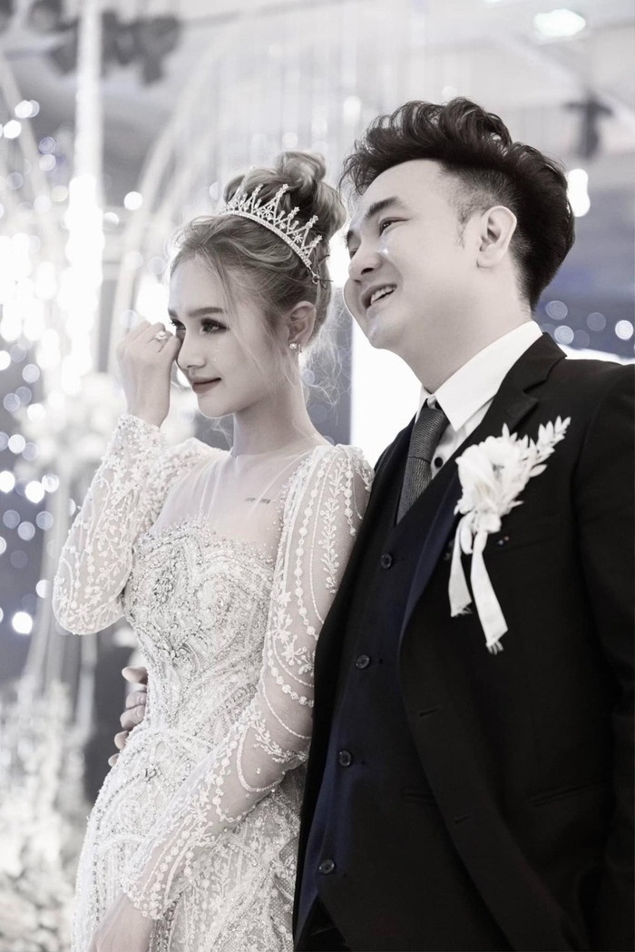 Xemesis vẫn chỉ theo dõi một mình Xoài Non trong khi cả hai đã ly hôn. (Ảnh FBNV)