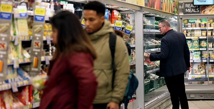 Siêu thị T tại Anh tặng thực phẩm cho khách hàng thay vì quăng chúng vào thùng rác.