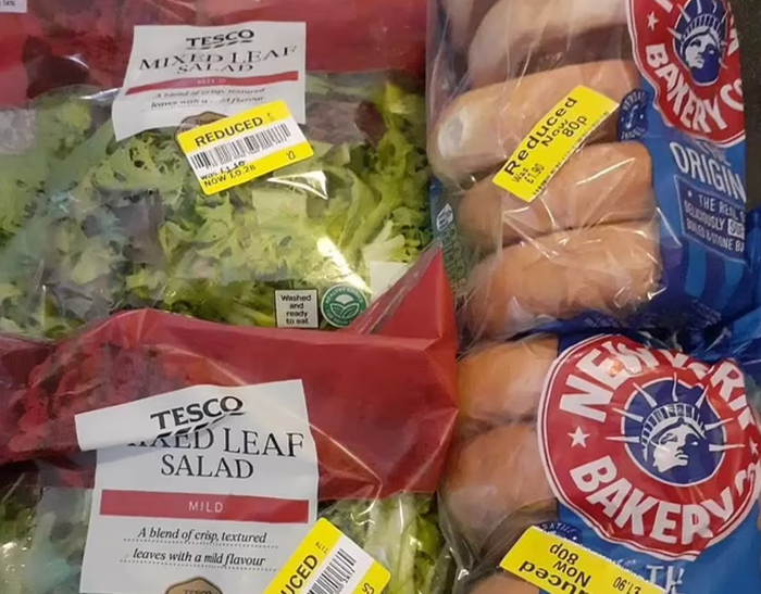 Hàng loạt thực phẩm dán nhãn màu vàng được giảm giá sâu, lên đến 90%. Chúng được phát miễn phí cho nhân viên và khách hàng trước giờ đóng cửa.