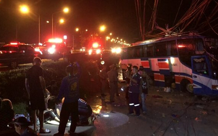 Tài xế xe buýt ngủ gật tông vào cột điện, 36 người nguy kịch Ảnh 2