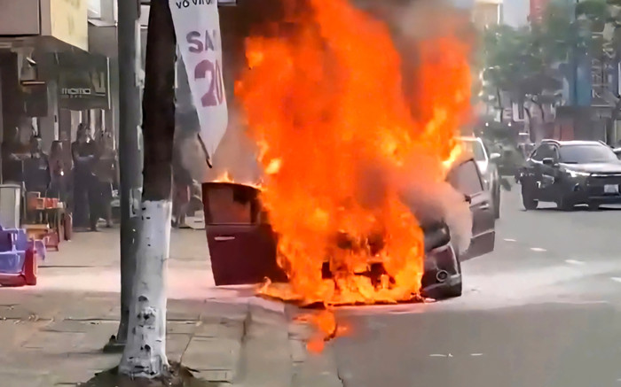 Đà Nẵng: Xe ô tô bốc cháy dữ dội trên đường Ảnh 2