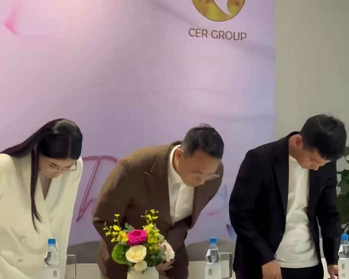 Hằng Du Mục và Quang Linh Vlogs cúi đầu xin lỗi khách hàng.