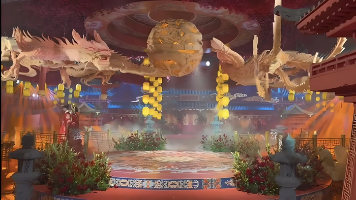 Đám cưới xa xỉ đến ngỡ ngàng: Cô dâu đeo vàng kín người, mỗi bàn ăn giá hơn 5 tỷ đồng Ảnh 2