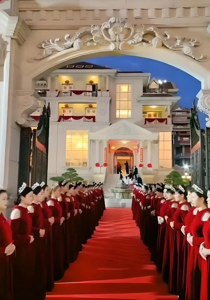 Đám cưới xa xỉ đến ngỡ ngàng: Cô dâu đeo vàng kín người, mỗi bàn ăn giá hơn 5 tỷ đồng Ảnh 1