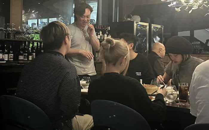 Nam ca sĩ hàng đầu showbiz bị bắt gặp ăn uống cùng bạn bè tại nhà hàng, tính cách thật gây bất ngờ Ảnh 2