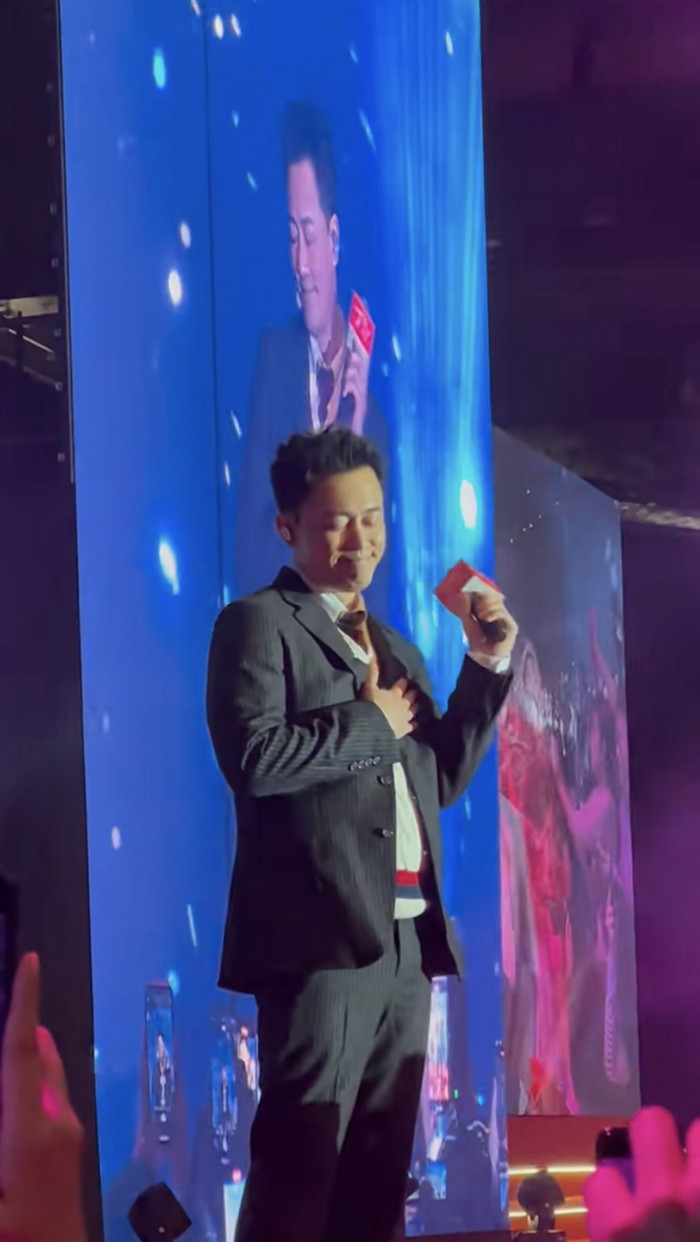Nam thần điển trai nhất nhì showbiz đi hát, nhan sắc tuổi U50 gây xôn xao Ảnh 4