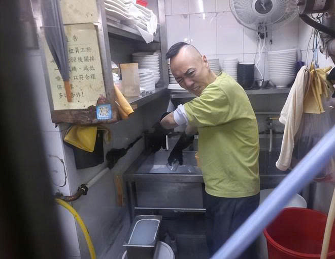 Đới Diệu Minh bị bắt gặp đi rửa bát thuê kiếm sống. Ảnh: Weibo