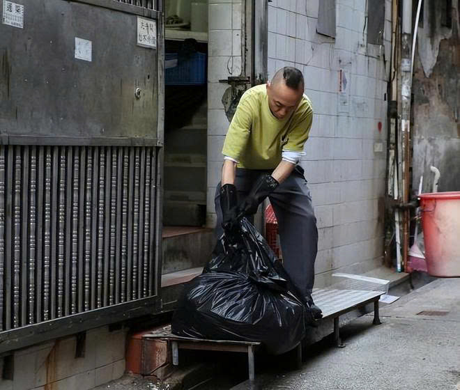 Nam diễn viên nổi tiếng một thời giờ bị bắt gặp cặm cụi rửa bát thuê kiếm sống Ảnh 2