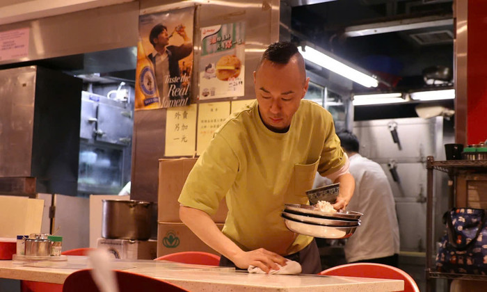 Dù vất vả, nhưng Đới Diệu Minh hài lòng với công việc này. Ảnh: Weibo