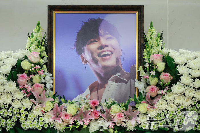 Nhiều nghệ sĩ đã gửi vòng hoa đến lễ viếng của nam ca sĩ Wheesung. Ảnh: News1