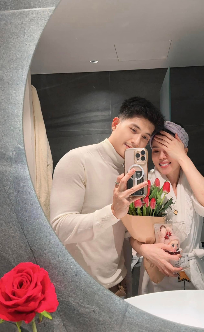 Lệ Quyên vui vẻ khoe quà Valentine nhận được từ Lâm Bảo Châu. Ảnh: FBNV