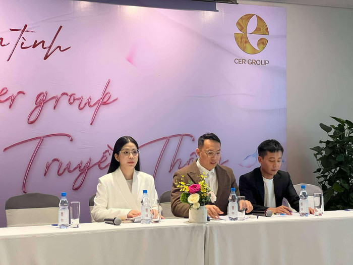 Hằng Du Mục và Quang Linh Vlogs tại buổi gặp gỡ báo chí vào chiều nay (14/3).