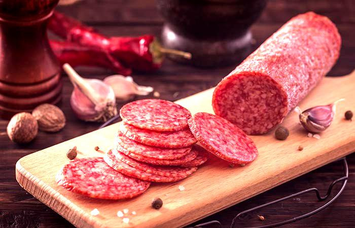 Xúc xích, giăm bông, thịt xông khói hay thịt hộp là những thực phẩm được nhiều người ưa chuộng vì tính tiện lợi.