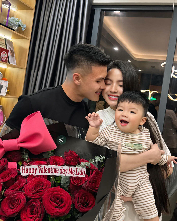 Vợ Quang Hải đã tìm hiểu rõ sản phẩm mới cho con trai sử dụng và quay video chia sẻ đến mọi người. (Ảnh: FBNV)