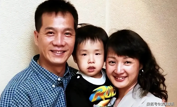 Hình ảnh hiếm hoi của nam diễn viên Trương Chấn Hoàn bên cạnh vợ cũ và con trai. Ảnh: Sưu tầm