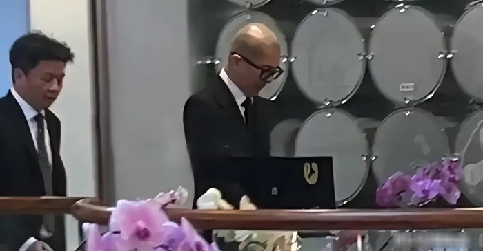 Xuất hiện với bộ vest đen, Koo Jun Yup không giấu được nỗi đau, liên tục rơi nước mắt trong suốt quá trình đưa tiễn Từ Hy Viên. (Ảnh Sohu)