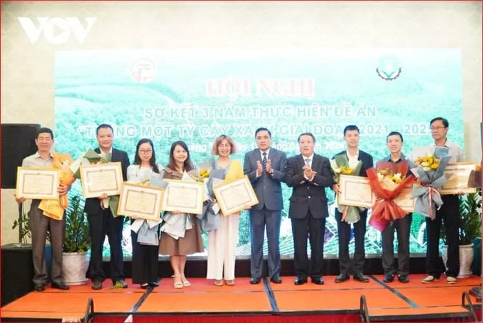 Nhiều đơn vị và cá nhân được khen thưởng tại Hội nghị sơ kết 3 năm thực hiện Đề án “Trồng một tỷ cây xanh giai đoạn 2021-2025”. (Nguồn: VOV)