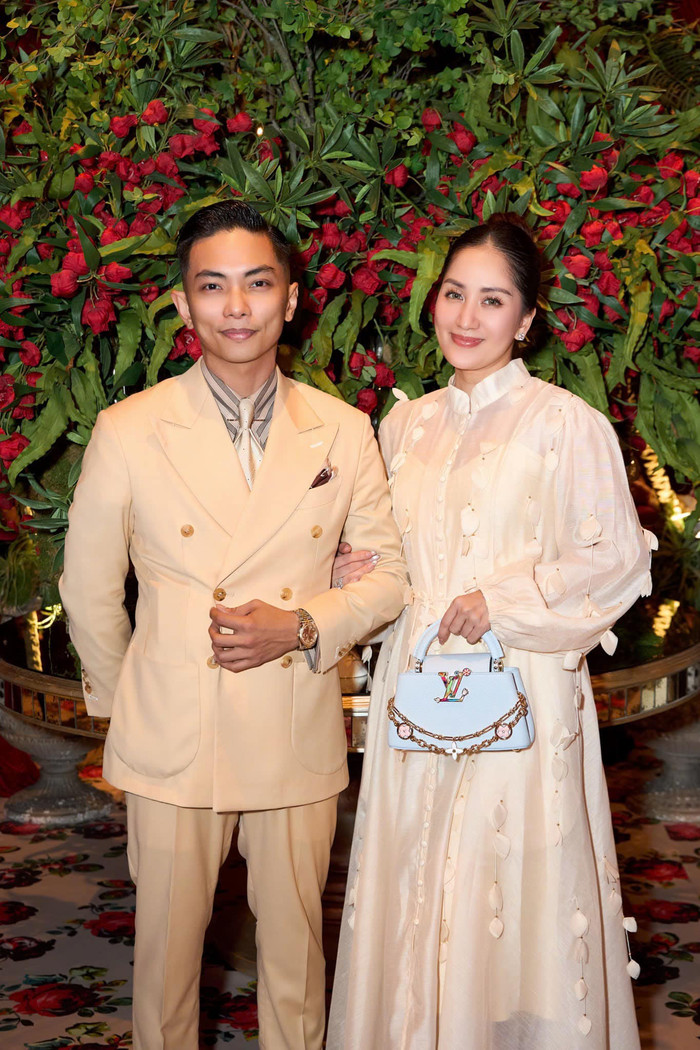 Showbiz 24h: Phan Hiển luôn hết mực yêu thương, cưng chiều Khánh Thi. Ảnh: FBNV
