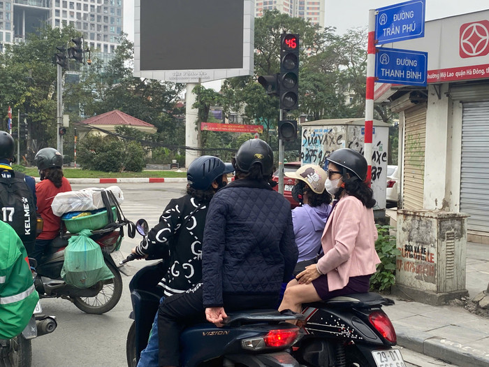 Người dân Hà Nội thoải mái diện trang phục mỏng nhẹ 