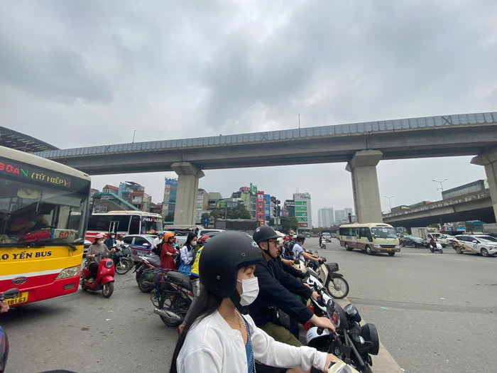 Bầu trời ở thành phố Hà Nội sau khi hửng nắng nhẹ đã quay trở về trạng thái nhiều mây