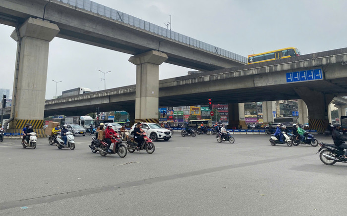 Hà Nội hửng nắng sau nhiều ngày nồm ẩm, người dân phấn khởi ra đường Ảnh 2