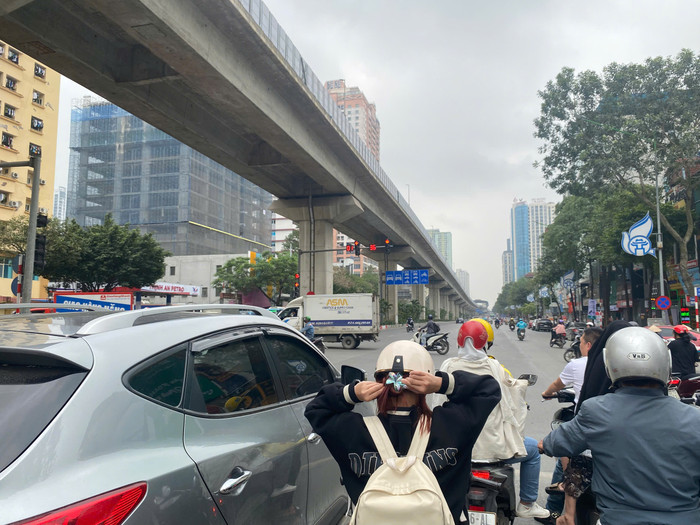 Người dân Hà Nội phấn khởi tham gia giao thông giữa bầu không khí khô ráo sau nhiều ngày thời tiết nồm ẩm