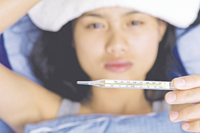 Nếu bạn thường xuyên bị sốt mà không rõ nguyên nhân, kèm theo tình trạng mệt mỏi kéo dài, hãy đi kiểm tra để loại trừ nguy cơ mắc bệnh ác tính.
