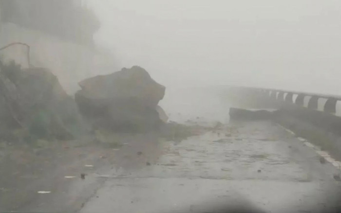 Cơn bão kinh hoàng hất lệch máy bay, 75.000 người chịu ảnh hưởng Ảnh 2