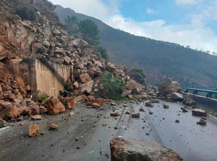 Cơn bão kinh hoàng hất lệch máy bay, 75.000 người chịu ảnh hưởng Ảnh 2